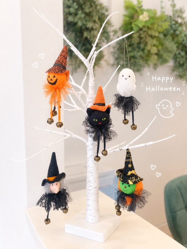 こんにちは！ふくしま歯科です🦷

ふくしま歯科、ハロウィン準備整いました🎃🐈‍⬛
連休明け10/5から10/31までハロウィン期間になります👻
今年は診療室の雰囲気も変わったので今までとは違う
ふくしま歯科のハロウィンをお楽しみください！
4枚目のお菓子はメンテナンスにお越しいただいた
高校生までのお子さまにお渡しします！🍬
BGMもハロウィン演出になるので目からも耳からも
ハロウィンを感じてください！！
スタッフのスクラブもハロウィンカラーになりますが、、、
毎年初日は忘れて普段のスクラブで出勤する
スタッフもいるので初日はスタッフのスクラブにも
注目してみてください🤭

#歯医者
#小児歯科
#ハロウィン
#清須市